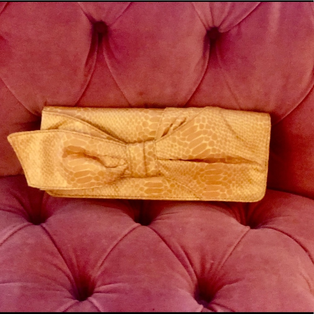 ITS A BOW FRONT CLUTCH